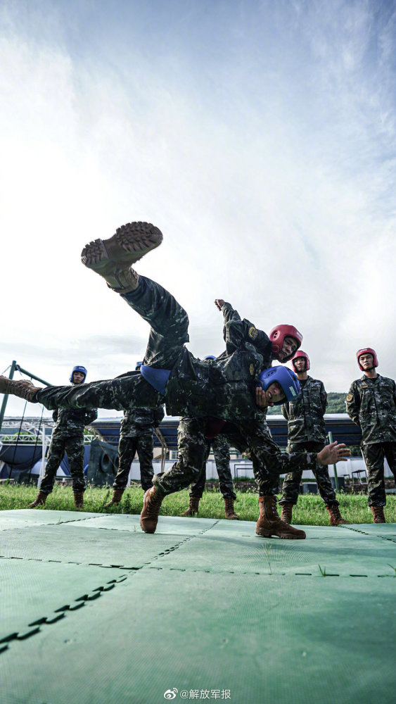 武警官兵打开夏天的方式一起看