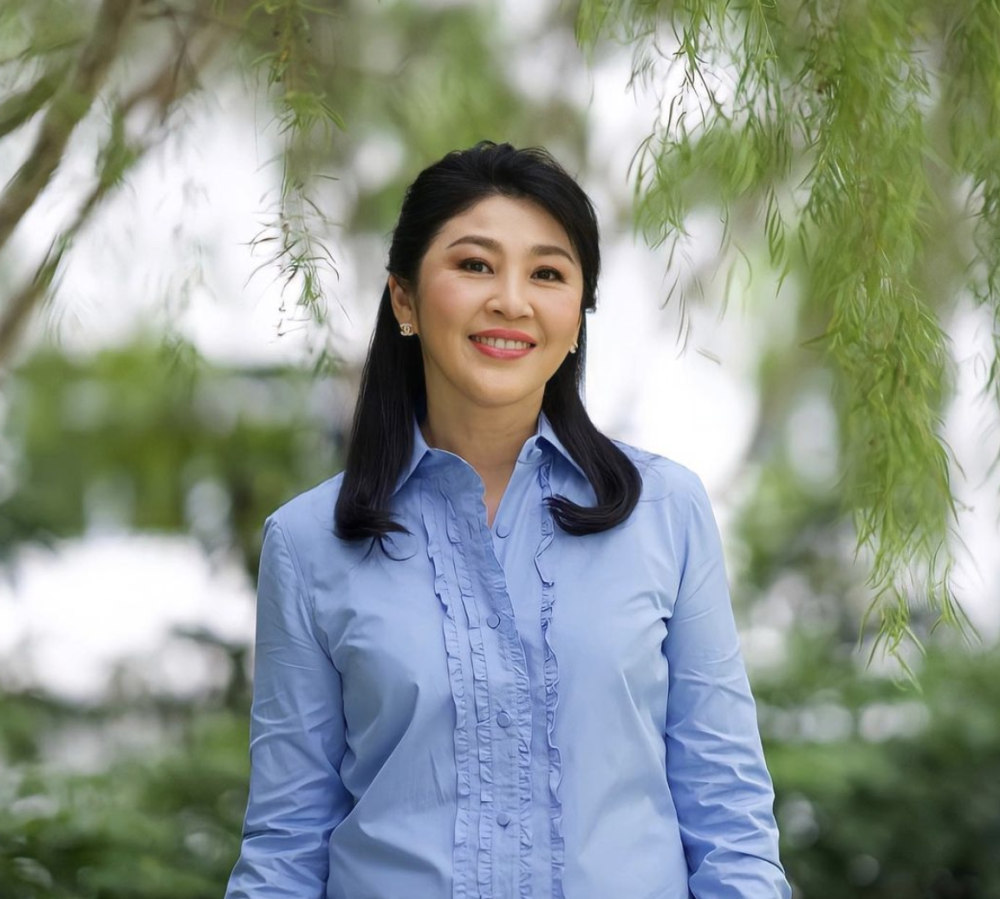 55岁英拉罕见晒美照!换了新发型更美了,穿木耳边蓝衬衫真显嫩啊