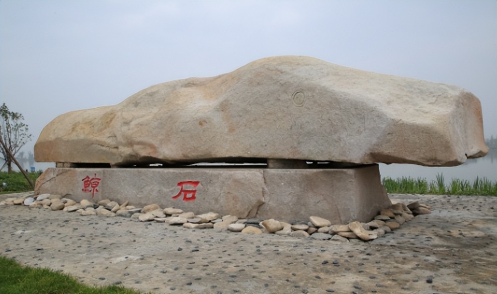 始建于西汉的昆明池可能是汉代祈雨的地方,池中的石鲸就是祈雨的对象.