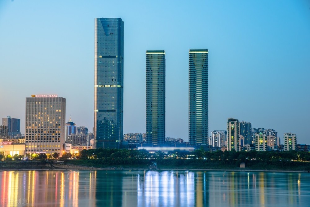 宜昌沿江,国际广场长江是我国最大的黄金水道,水系航道通航里程6.