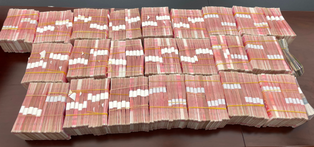 缴获满满一桌子现金,点钞机快要冒烟了……更气愤的是这钱……_腾讯