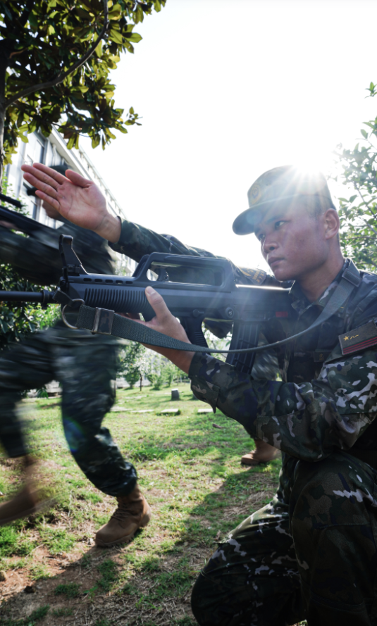 一起看武警官兵打开夏天的方式银行柜台英语对话