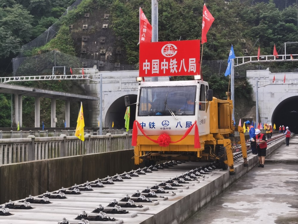 挺进高原 成兰铁路高原段开始铺轨施工