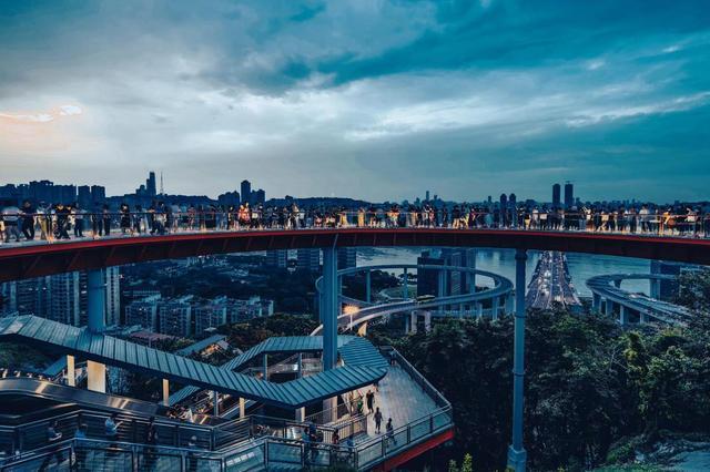 南坪这个新网红景点实在太火了,游客众多;城市风光摄影好去处_腾讯