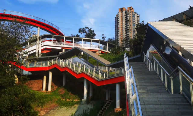 南坪这个新网红景点实在太火了,游客众多;城市风光摄影好去处