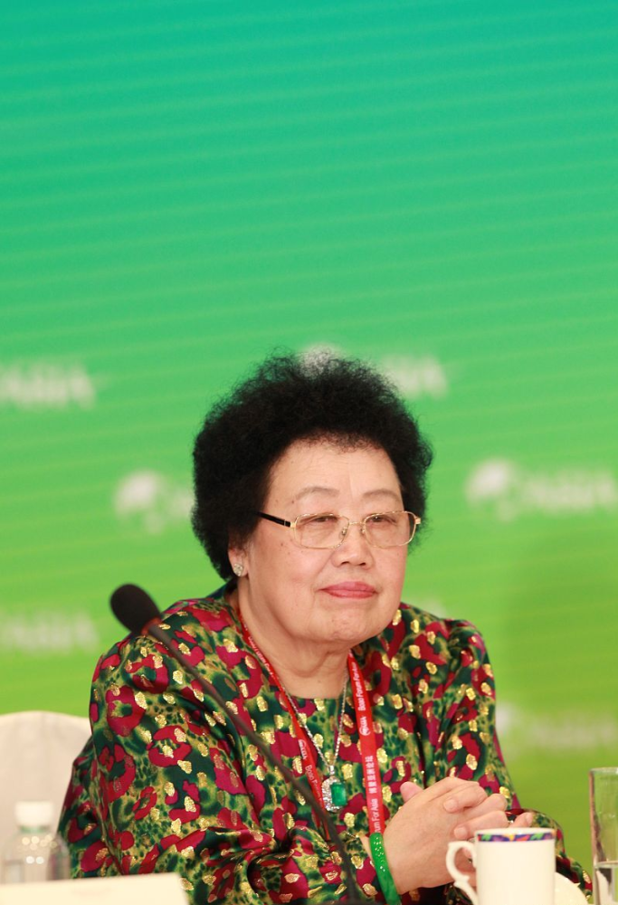 迟重瑞老婆一身贵妇的气息,穿碎花裙挺有气质的,胖点也耐看