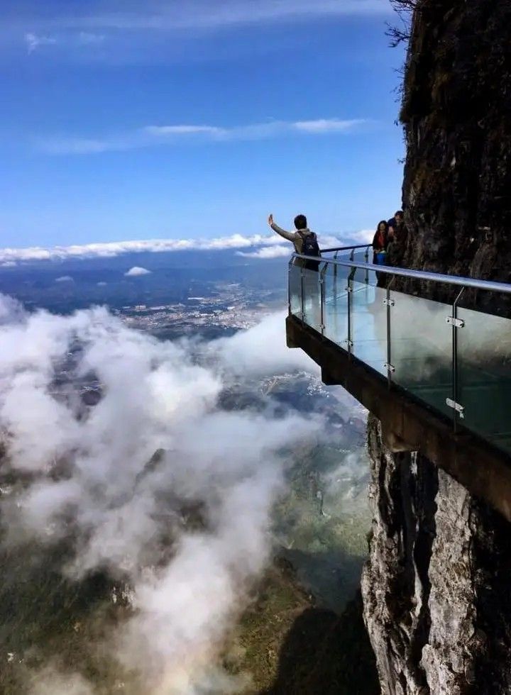 張家界景區從世界上最長的高山觀光索道到驚險刺激的玻璃棧道