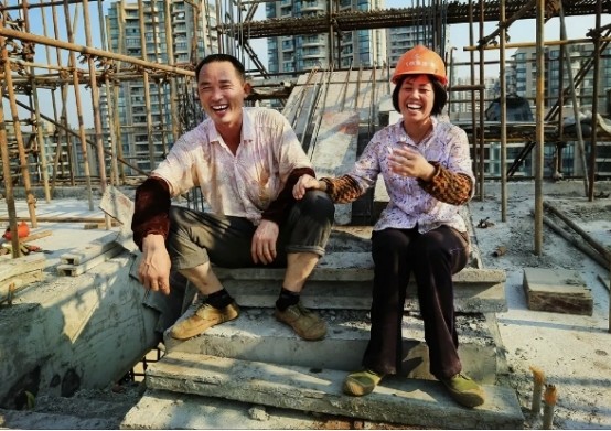 工地上住在一起的"假夫妻",不会尴尬吗?工人们道出背后心酸