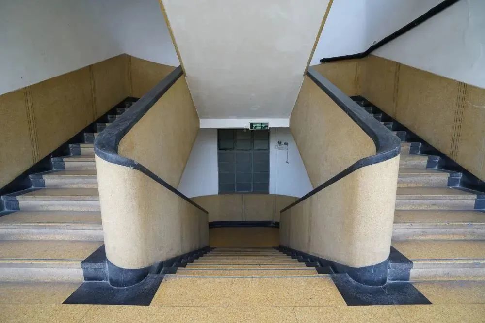 【记忆】建筑可阅读:淮海中路上这栋拥有l形钝角,双跑楼梯的"90后"