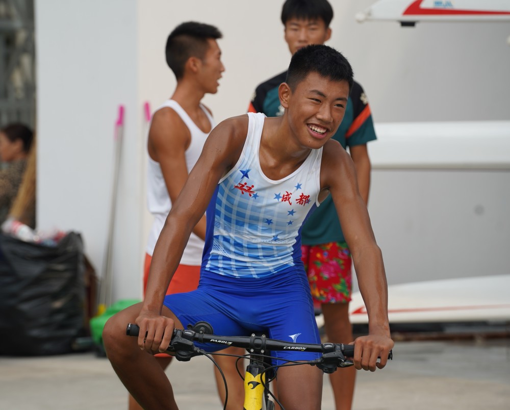 向上吧成都少年靠意志力和坚持14岁刘铭宇省运会赛艇夺冠