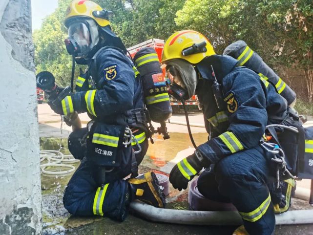 高温下的劳动者消防员不服暑的日常