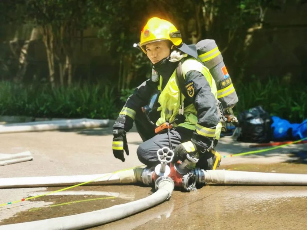 高温下的劳动者消防员不服暑的日常