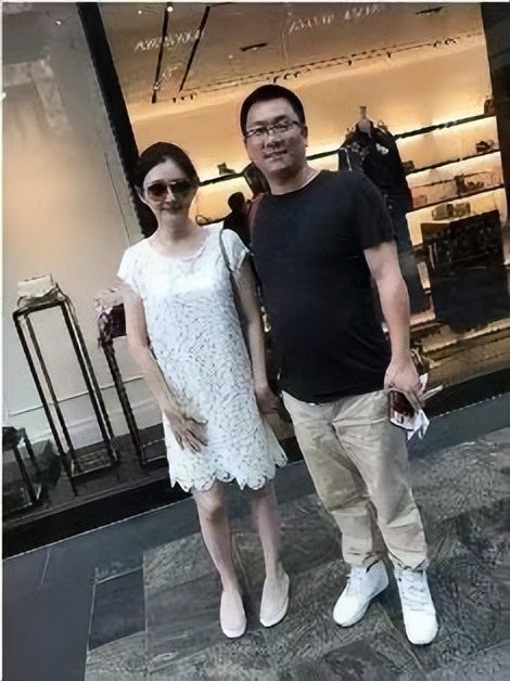 大s被偶遇,踩布鞋看着挺平易近人的,穿娃娃裙真不像46岁的人