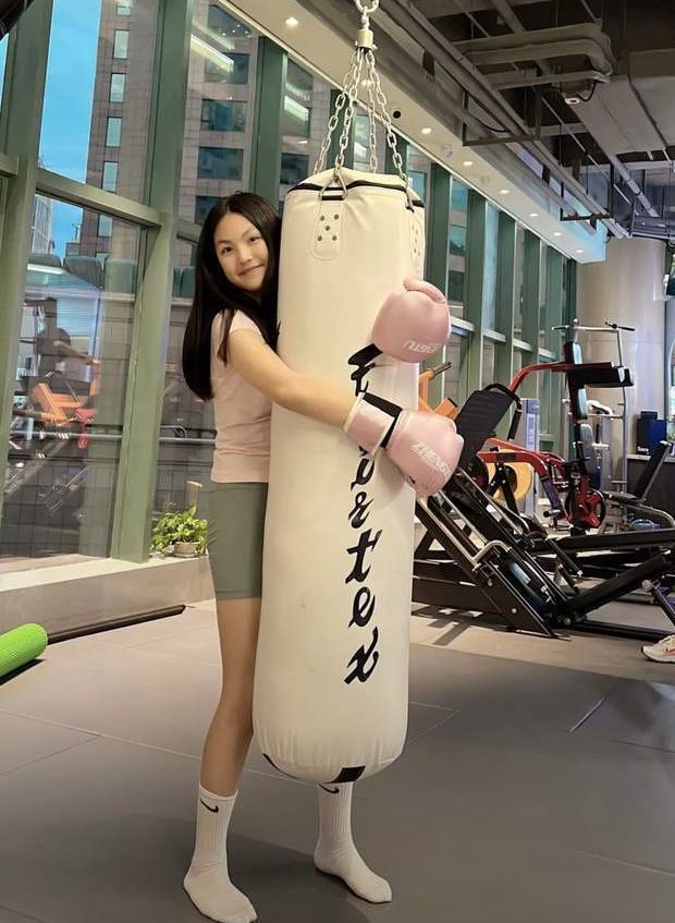 王诗龄健身房打拳击怀抱沙袋笑容甜美近照瘦到认不出
