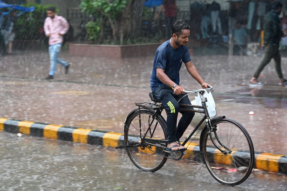 外代一线雨中行