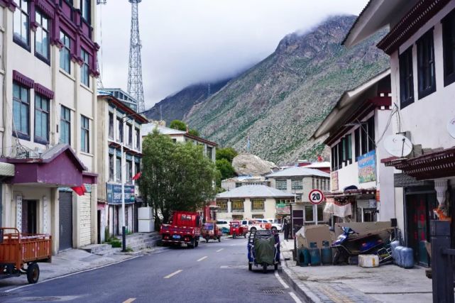 聂拉木县城在一个峡谷之内,但这个峡谷并不如亚东县那般绿意盎然,两边