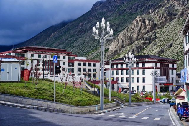 峰|尼泊尔_旅游|雪山|希夏邦马峰|聂拉木县|喜马拉雅山区|岩石