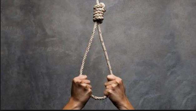 英国哥们看完《美恐》后,假装上吊吓唬未婚妻,真吊死了_腾讯新闻