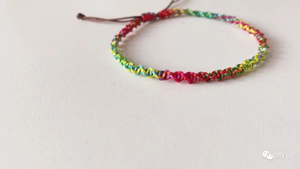 "手工绳编"漂亮的单项平结手链!_腾讯新闻