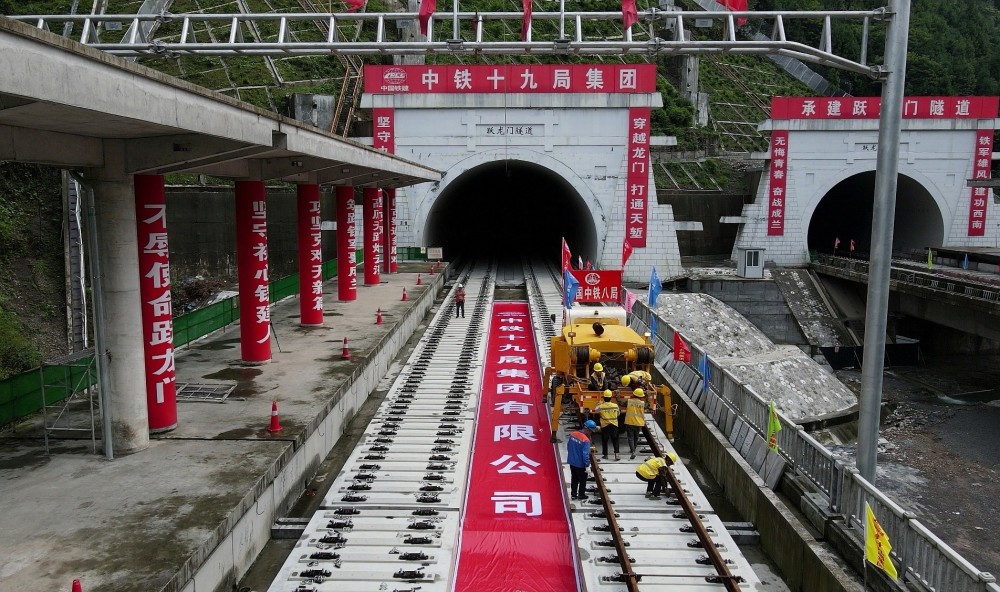 早安丨成兰铁路高原段开始铺轨施工