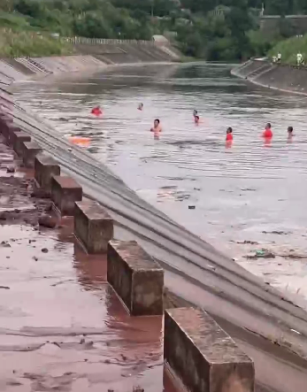 四川遂宁一气垫游泳池垮塌,多人一度被冲入河中_腾讯新闻