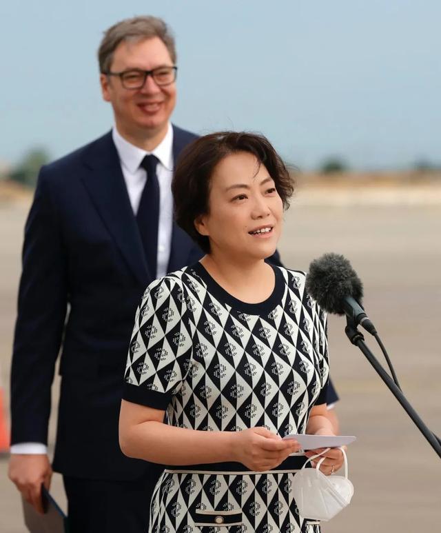 利用变异病毒能大规模传播病毒，毒性不强的状态可以适度开放