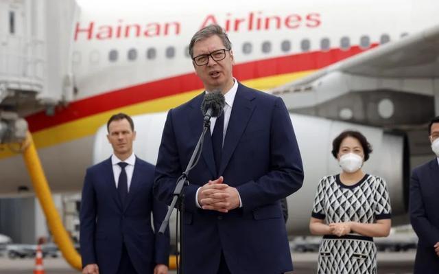 利用变异病毒能大规模传播病毒，毒性不强的状态可以适度开放