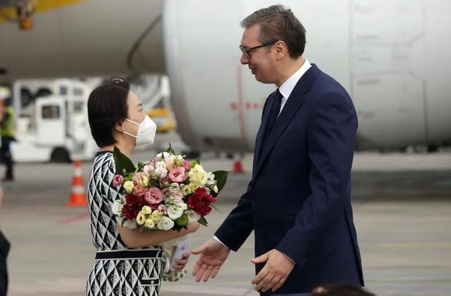 利用变异病毒能大规模传播病毒，毒性不强的状态可以适度开放