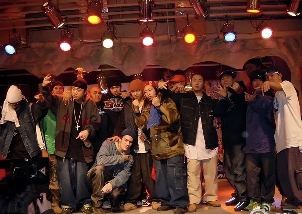 女粉现场遭遇咸猪手,英国金属核乐队architects主唱正义发声,让骚扰女