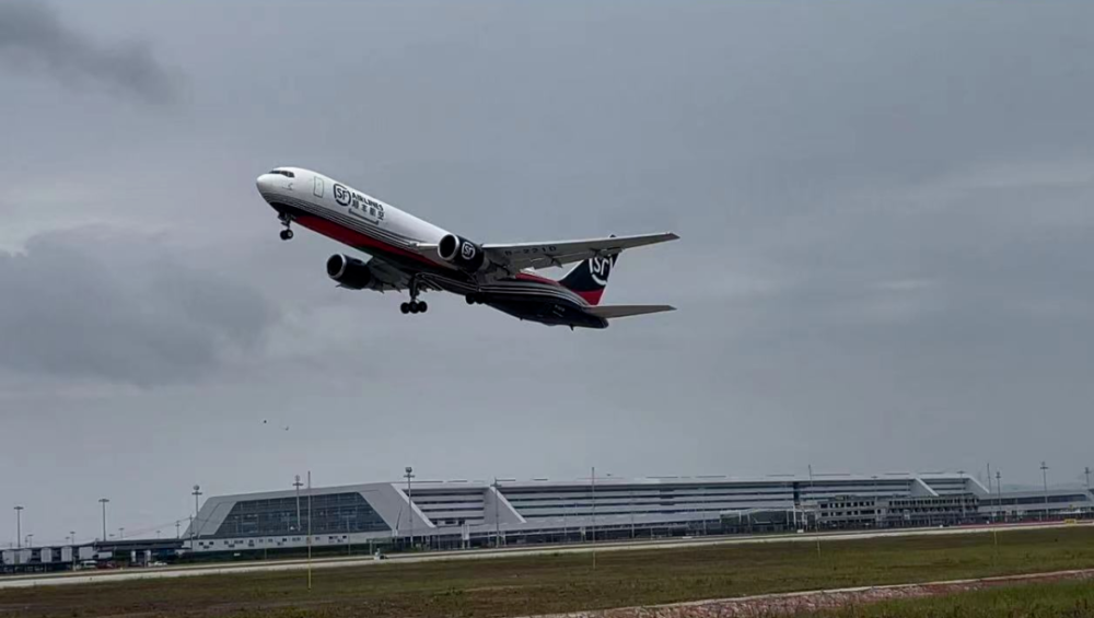 767-300全货机11时36分颁发了机场使用许可证湖北国际物流机场有限