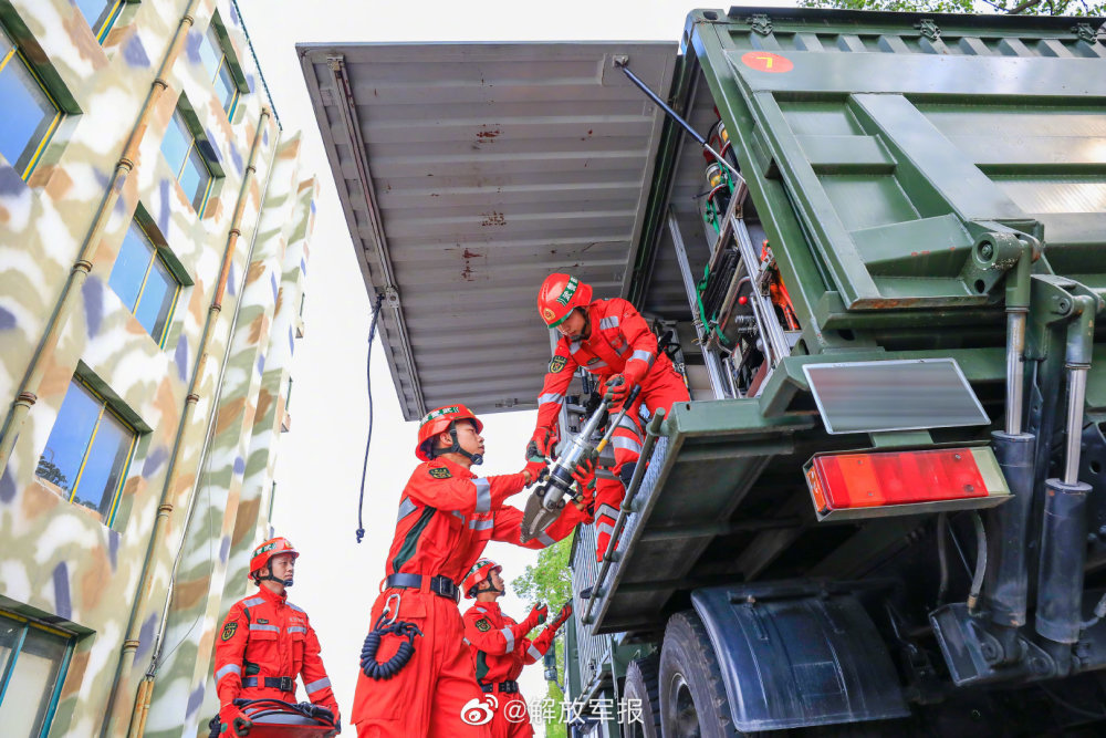 武警官兵应急救援演练，进行中！墨菲定律有必要读吗