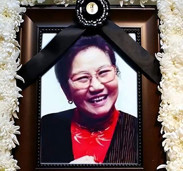 小品女王赵丽蓉:荣登八次春晚,丧夫后嫁小叔子,72岁因病去世