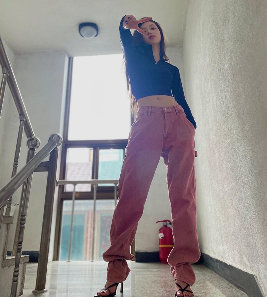 身高159cm,比例优越,27岁韩国女星yooa,秀出毫无赘肉腹部曲线_腾讯