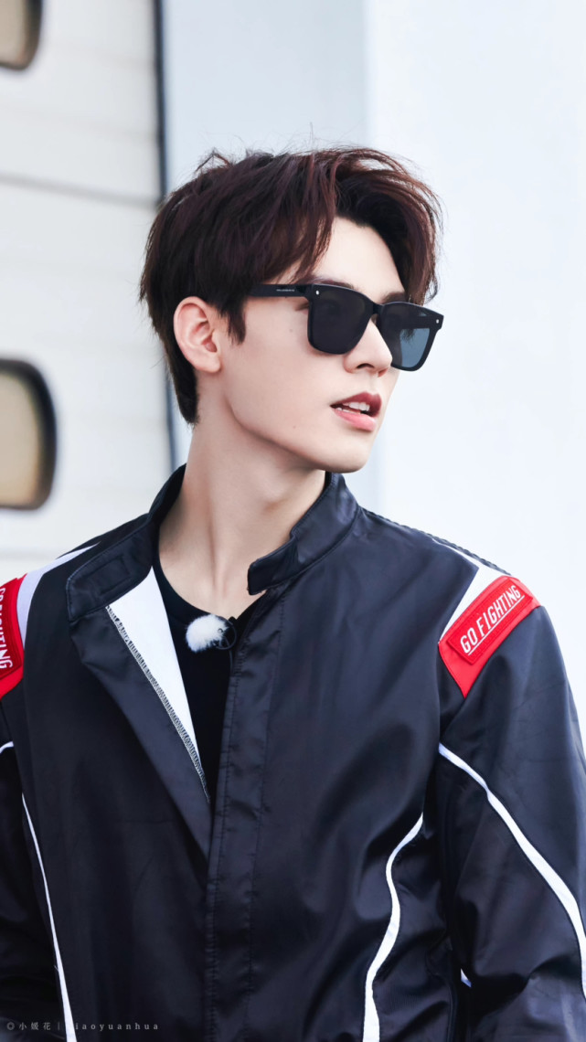 第一次见到龚俊一身赛车手的造型出场天呐简直是帅呆酷毙了哦