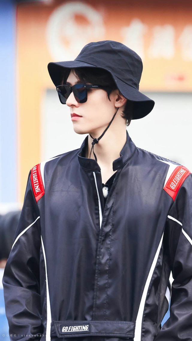 第一次见到龚俊一身赛车手的造型出场天呐简直是帅呆酷毙了哦