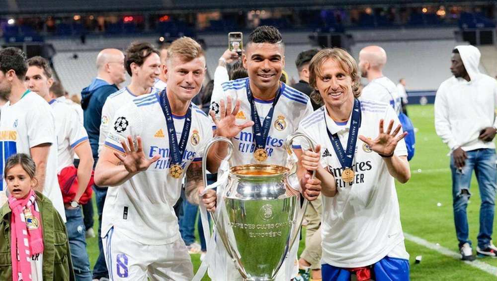 典礼中场很强?他和卡塞米罗,谁的历史地位更高?_腾讯新闻