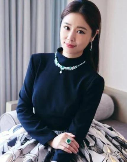 林心如太有钱,佩戴的翡翠首饰价值不菲,曾为女儿买3亿珠宝