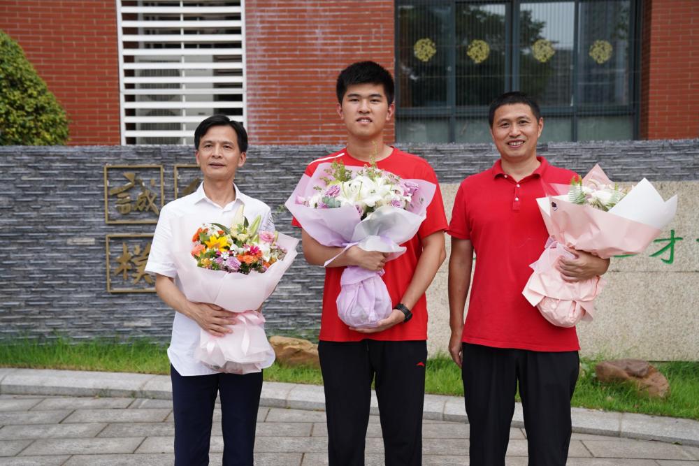 雅礼中学校长王旭(左一)教练申东(右一)和刘家瑜说刘家瑜是平凡的
