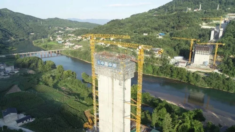 炉慈高速公路长潭河溇水特大桥首个主塔塔墩顺利封顶