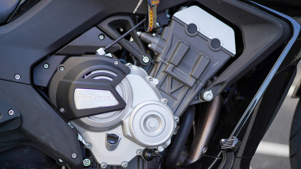 其实大家都很清楚,燎700所搭载的680cc直列四缸水冷发动机,是逆向研发