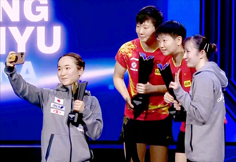 伊藤美诚心态好输给国乒后不气恼微笑与王曼昱孙颖莎合影