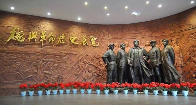 走进公园的大门,就看见饶守坤将军的雕像高高地矗立在石台之上.