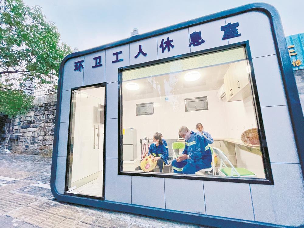 连日高温,宁德市蕉城区环卫处在城区多处开辟环卫工人休息室,内设空调