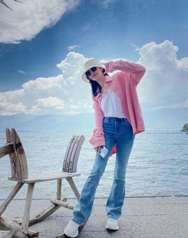 真聪明的女人,穿牛仔裤很少配高跟鞋,看看景甜你就懂