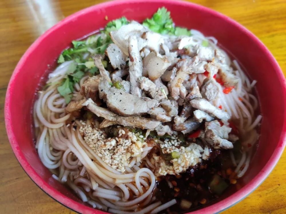 火焰上的美味:腾冲顺江烧肉米线_腾讯新闻