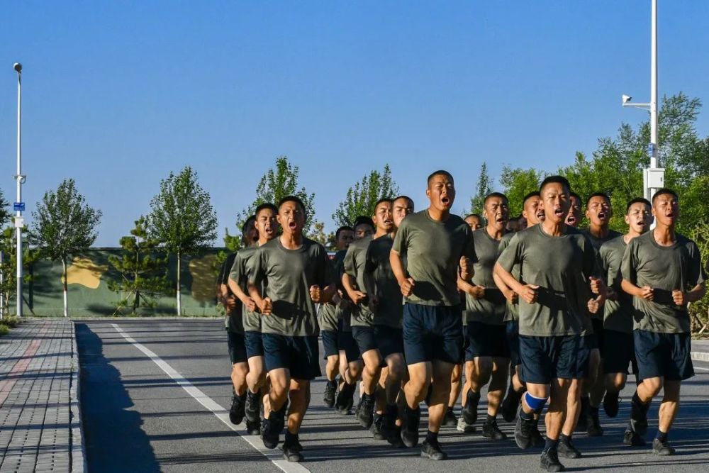 警卫兵的一天原来可以这么精彩!_腾讯新闻