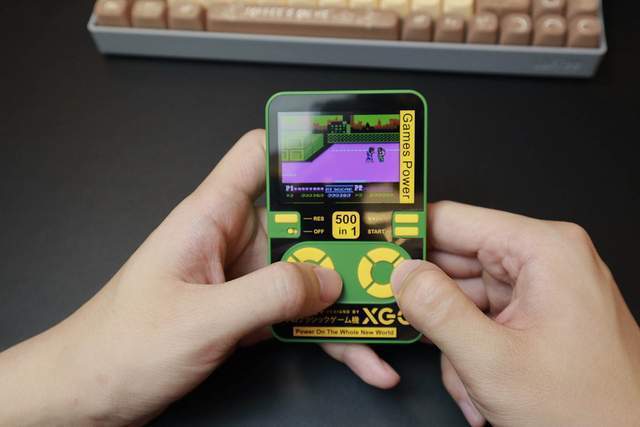 当然了,这个游戏机还是可以做充电宝的,它的容量有5000mah,磁吸充电的