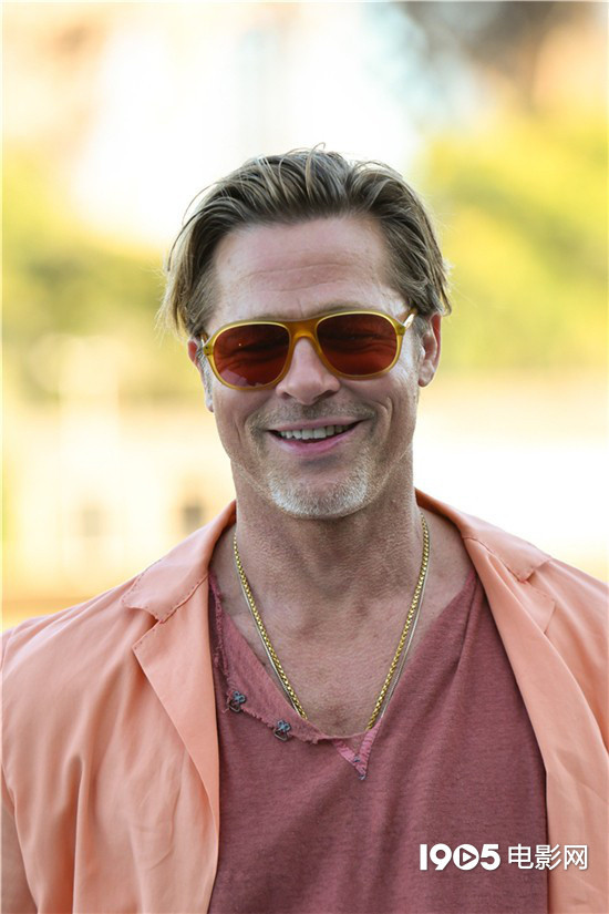 59岁布拉德皮特魅力不减橘色套装亮眼又帅气