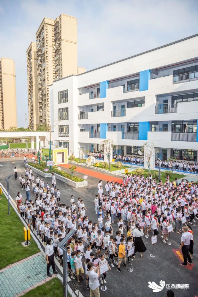 去年9月,临空港新城内的莲花湖小学建成开学.