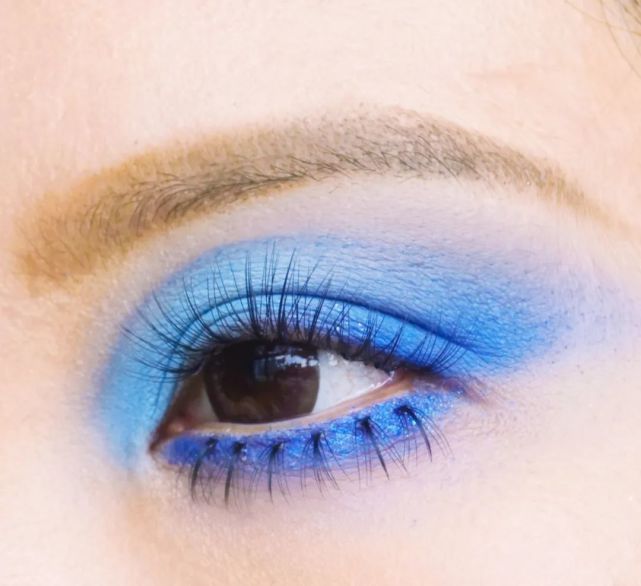 再加上填满整个下眼睑的宝蓝色,眼妆的